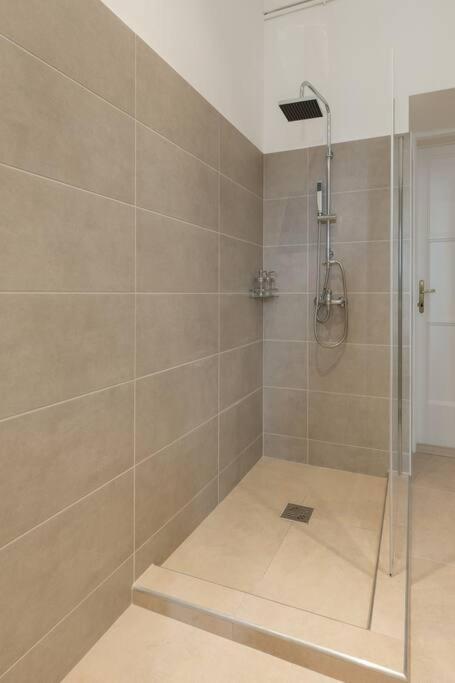 Grand Luxury On The Budapest Broadway W Jacuzzi Budapeste Exterior foto