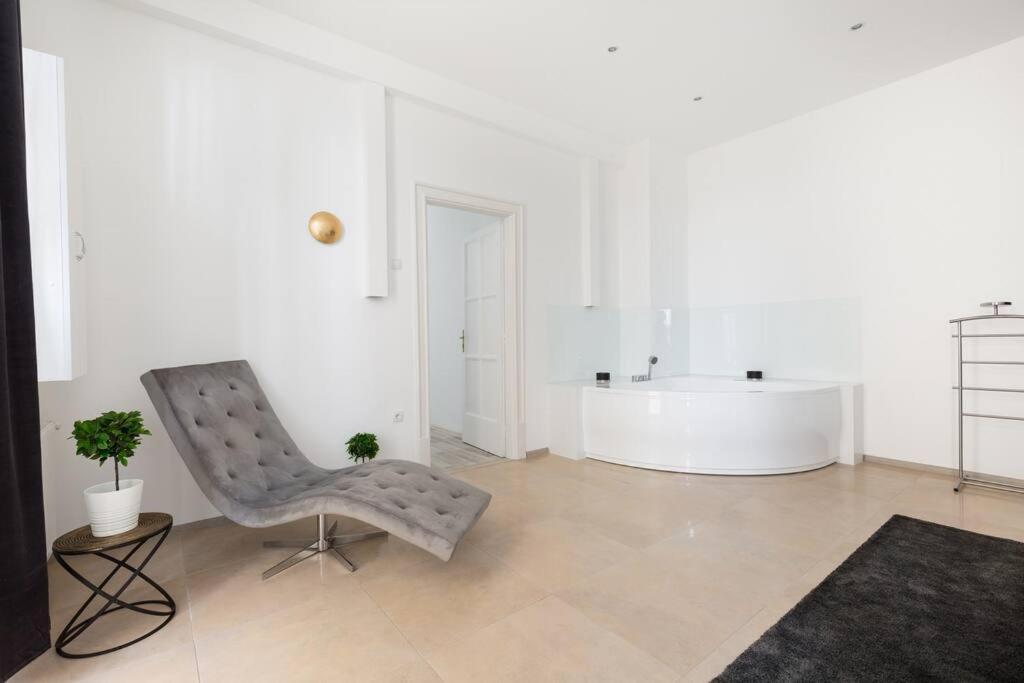 Grand Luxury On The Budapest Broadway W Jacuzzi Budapeste Exterior foto