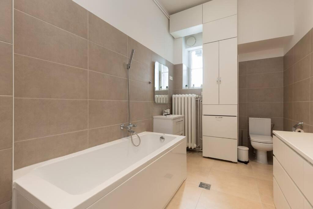 Grand Luxury On The Budapest Broadway W Jacuzzi Budapeste Exterior foto
